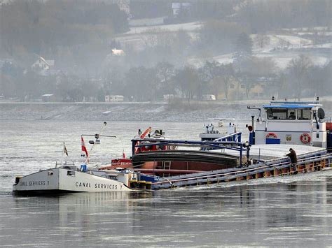 Frachtschiff Lief Auf Der Donau Auf Grund Vienna Online Vienna At