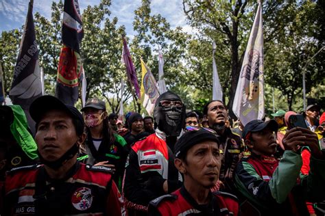 Foto Ratusan Pengemudi Ojek Online Geruduk Balai Kota Tolak Erp Foto