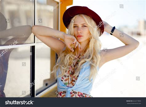 Sexy Blonde Curly Hairblue Eyesbig Lips Foto Stock Editar Agora 622217855 Shutterstock