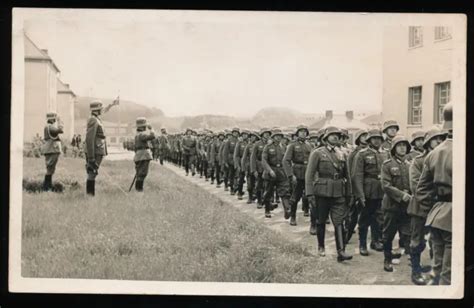 Foto Ak Soldaten Mit Stahlhelm In Kaserne Eur