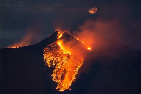 世界各地火山活动喷出炽热岩浆和滚滚浓烟 搜狐大视野 搜狐新闻