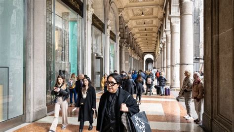 Covid I Dati Settimanali La Curva Dei Contagi Torna A Scendere