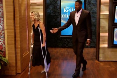 Kelly Ripa Shows Up on 'Live' With Broken Ankle