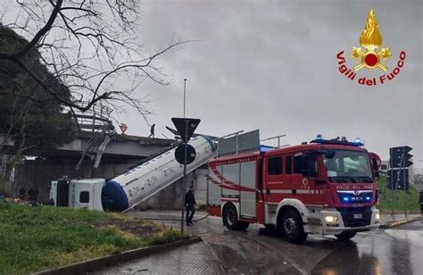 Tir Sfonda Il Guard Rail E Precipita Dal Cavalcavia Le Immagini Dell