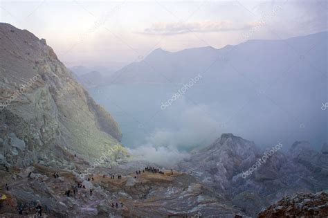 El Volc N Ijen En Java Oriental Contiene El Lago De Cr Ter Volc Nico