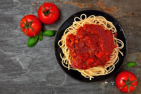 Massa Dos Espaguetes Molho Pimentas E Cogumelos De Tomate Acima