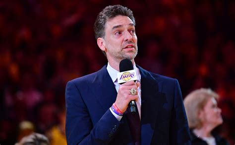 Look Pau Gasol Emotional As Lakers Retire His No Next To Kobes