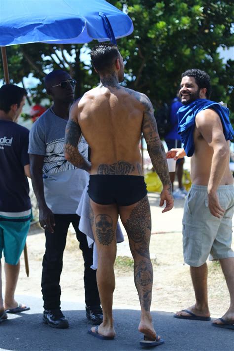 Lucas Lucco Grava Cenas De Sol Nascente Em Praia Do Rio De Janeiro