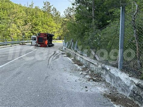 Si Ribalta Un Camion Con Gru Sulla Ss Due Feriti Il Capoluogo