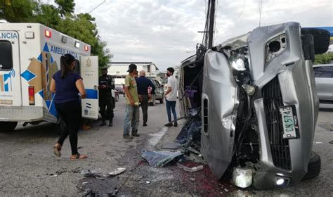 Sps Aparatoso Accidente Deja Dos Personas Heridas Y Da Os Materiales