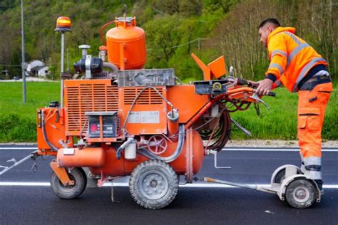 Asfalto E Nuova Segnaletica Sulle Strade Della Viabilit Alternativa