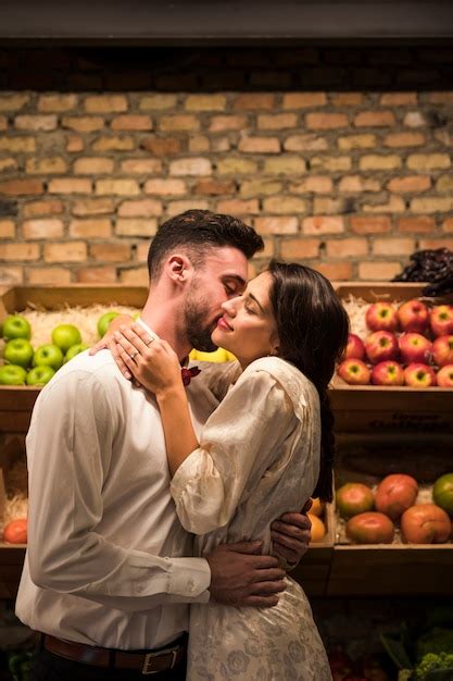 Homme Embrassant Et Embrassant Une Femme Joyeuse Près De Boîtes De