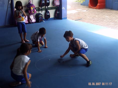 Jogando Bola De Gude