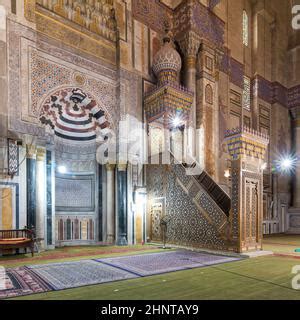 Mur de marbre coloré décoré avec mihrab niche gravée à la mosquée et