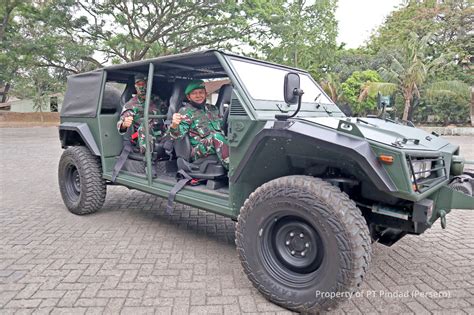 PT Pindad Persero Danpussenif Tinjau Fasilitas Produksi Kendaraan