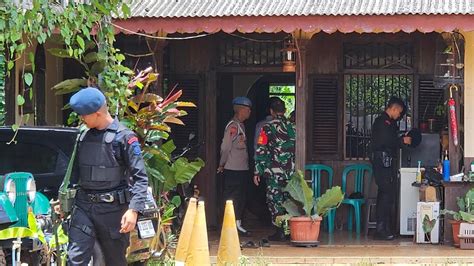 Geledah Rumah Terduga Dukun Santet Di Tangsel Polisi Temukan Senpi