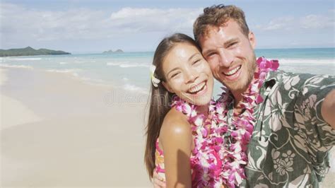 Pareja Selfie Romántica Al Atardecer De Vacaciones Tomando Foto