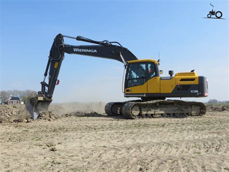Foto Volvo EC 220 D #754450