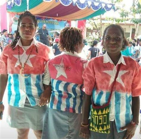 Foto Anak Sekolah Di Tanah Papua Rayakan Kelululusan Dengan Bendera