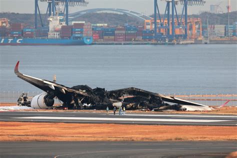 日航機の火災も鎮火、事故から8時間半後 写真特集124 毎日新聞