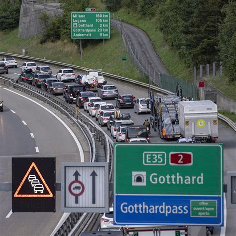 Viel Stau und Verkehr Maut für Gotthard Tunnel in der Schweiz SWR