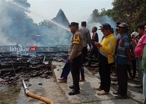 Diduga Korsleting Listrik Rumah Di Dempet Demak Hangus Terbakar