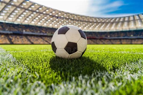 Ballon De Football Sur L Herbe Sur Le Stade De Terrain De Football