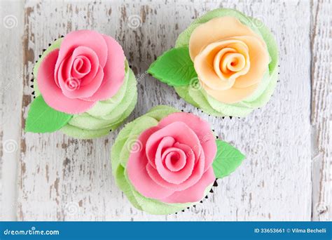 Drei Kleine Kuchen Mit Rosen Stockbild Bild Von Nahrung Butter