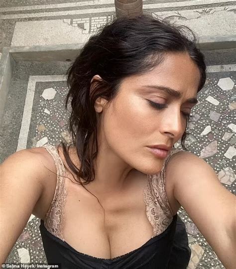 Salma Hayek De A Os Luce Una Belleza Sin Maquillaje Mientras Come