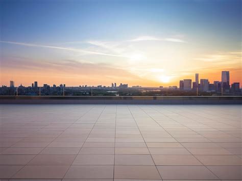 Vista en perspectiva del piso vacío y del moderno edificio en la azotea