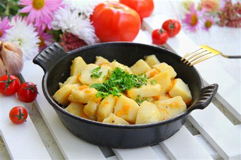 Тушеная картошка с морковью и луком на сковороде рецепт фото пошагово и ...