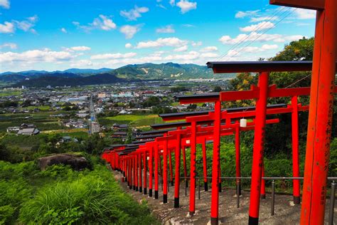 連なる赤い鳥居と広がる景色 浮羽稲荷神社 糸島そして九州の四季