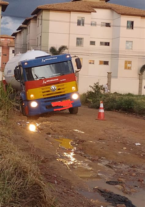 Caminh O Carregado De G S Fica Atolado Em Valeta No Loteamento Porto