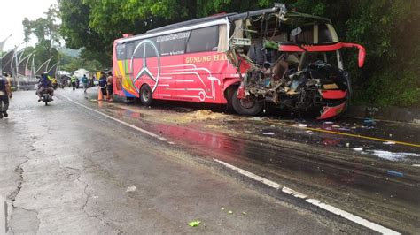 Bus Gunung Harta Hantam Truk Di Jalur Pantura Situbondo Orang Tewas