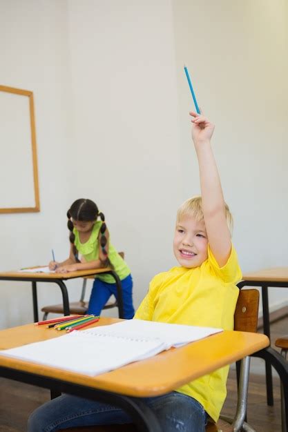 Alunos Bonitos Coloridos Em Mesas Na Sala De Aula Foto Premium