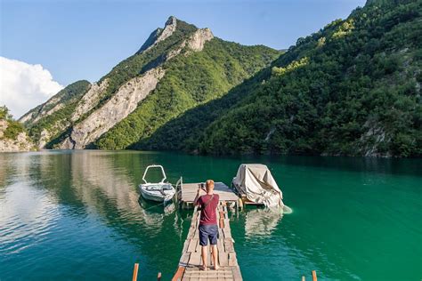 Lago Komani Albania Tome un tour en barco de vídeo de la naturaleza