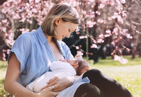 Hermosa Madre Amamantando Al Bebé Mujer Joven Amamantando A Su Bebé