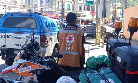 Enfermeiros Do Samu T M Armas Apontadas Para A Cabe A Durante Socorro