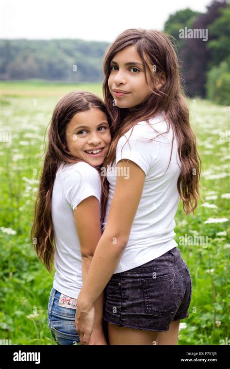 Portrait De Deux Jeunes Filles Se Tenant Par La Main Dans La Campagne