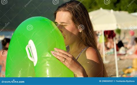 Jeune Femme En Bikini Souffler L Air Et Gonfler La Ceinture De Baignade Sur La Plage En Vacances