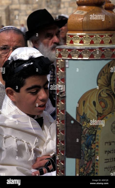 Jerusalem orthodox jews celebrating bar mitzvah at the wailing wall ...