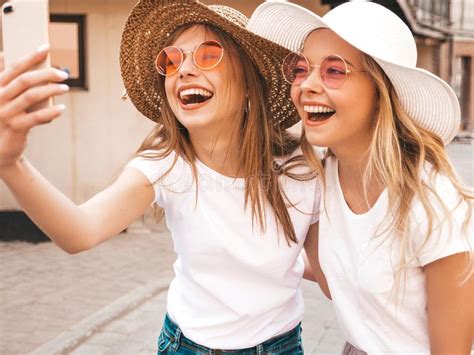 Zwei Junge L Chelnde Blonde Frauen Des Hippies In Wei Er Kleidung T