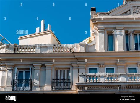 Antiguos Edificios Residenciales De Lujo Con Balcones En El Centro