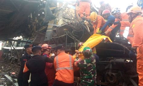 Foto Evakuasi Korban Tabrakan Commuter Line Bandung Raya Ka Turangga