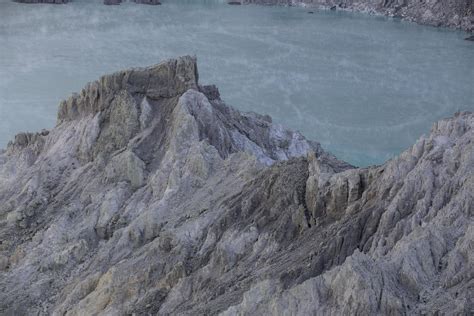 The acid sulphur lake at Kawah Ijen crater. Indonesia 10448278 Stock ...