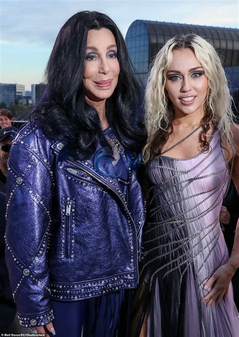 Miley Cyrus Anne Hathaway Paris Hilton And Dua Lipa At Versace Show Hot Lifestyle News