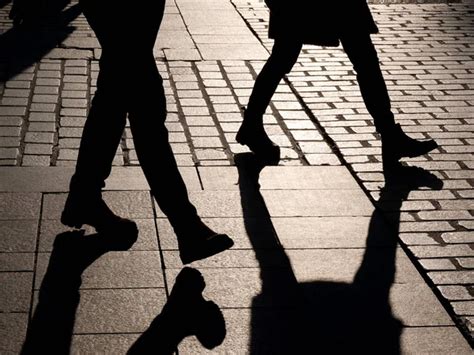 Dos Personas An Nimas Irreconocibles Caminando Por La Calle Siluetas