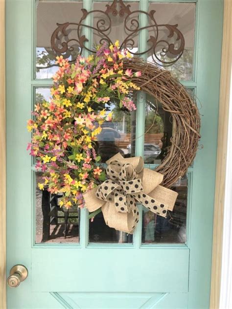 16 Beautiful Floral Wreath Designs That Will Refresh Your Front Door