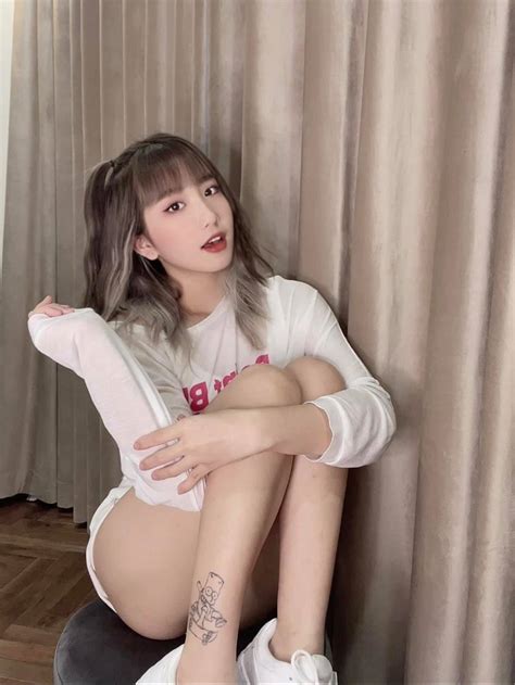 Hot tiktoker Lê Thị Khánh Huyền ngày càng hư hỏng không kém Ngọc Trinh hậu lộ clip nóng gây sốc