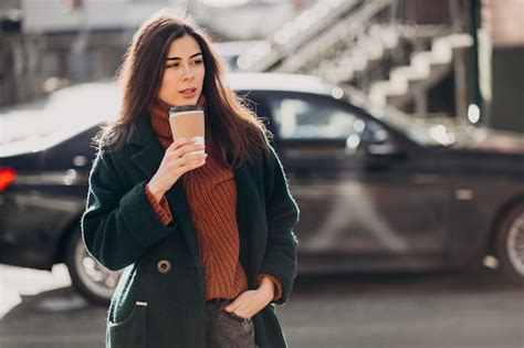 Mujer Joven Bebiendo Caf En Su Auto Foto Gratis